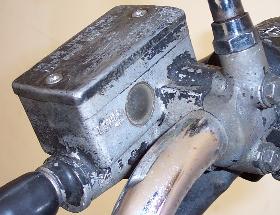 The "new" master cylinder. Not pretty, but very, very effective. Suits the bike perfectly!